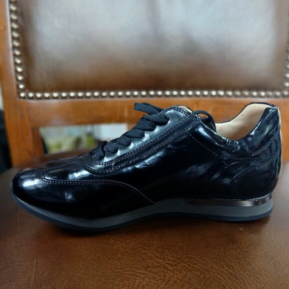 Patent leather women's walking shoe. - Picture 2 of 8